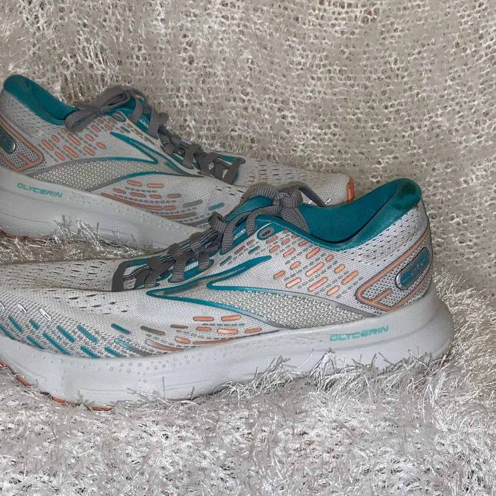 Brooks Glycerin 20 Women's
Oyster/Latigo Bay/Coral size 7.5 - Picture 6 of 10